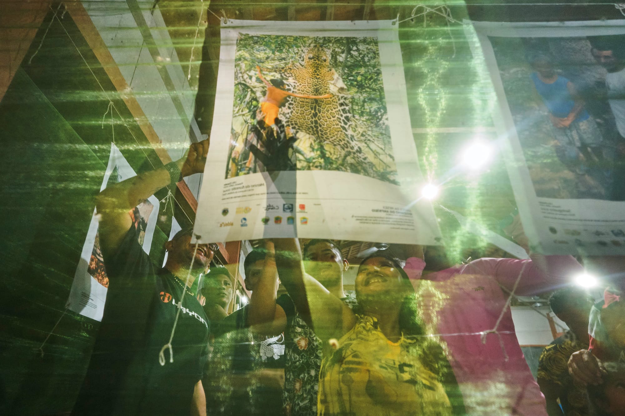 Moradores da Reserva Extrativista Riozinho do Anfrísio observam as fotos da exposição do fotógrafo Lilo Clareto