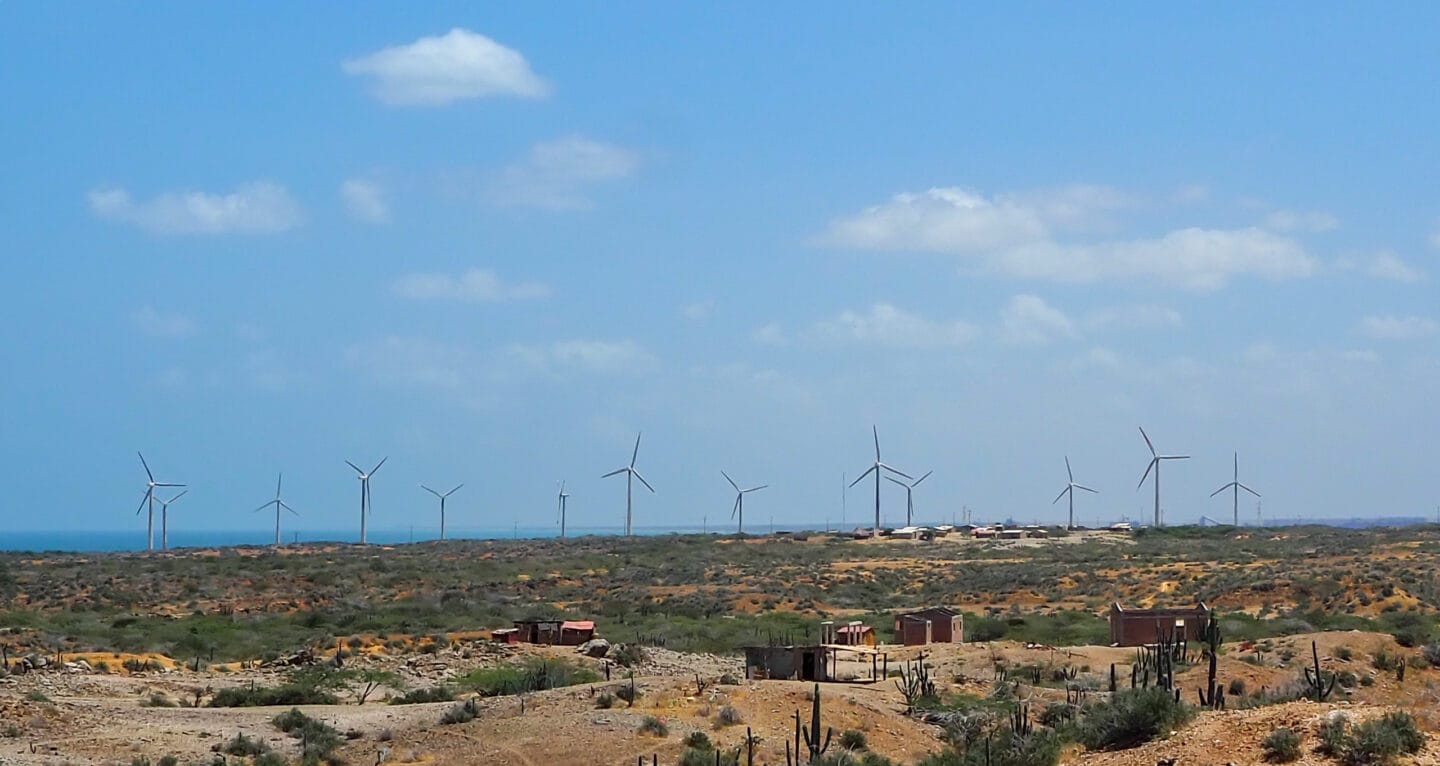 Turbinas eólicas contra o céu azul
