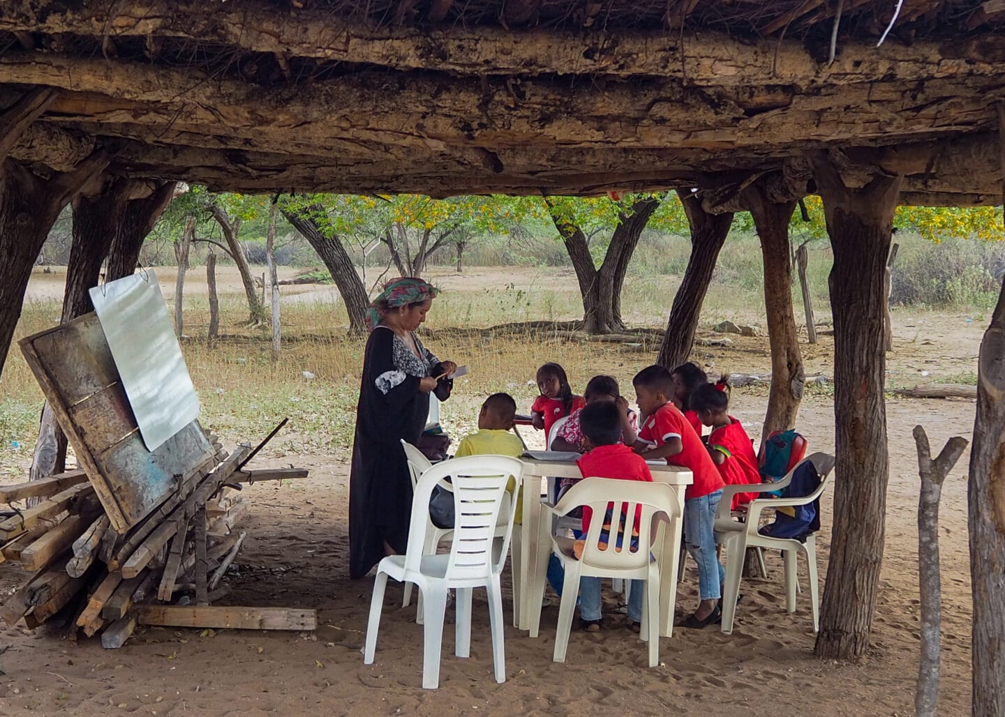 Professora Wayuu com seus alunos