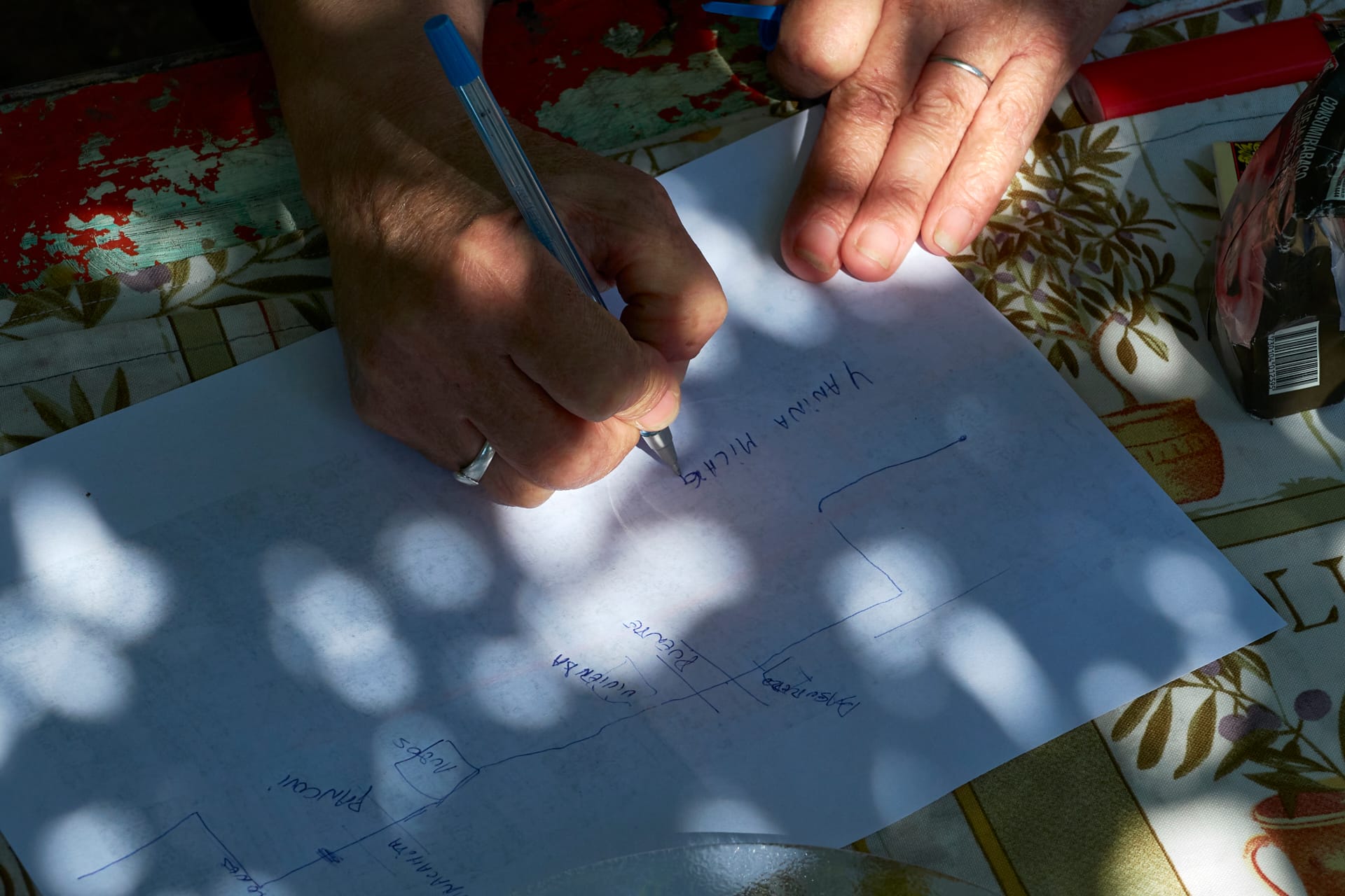 Nancy Baladán escribe el nombre de su hija desaparecida