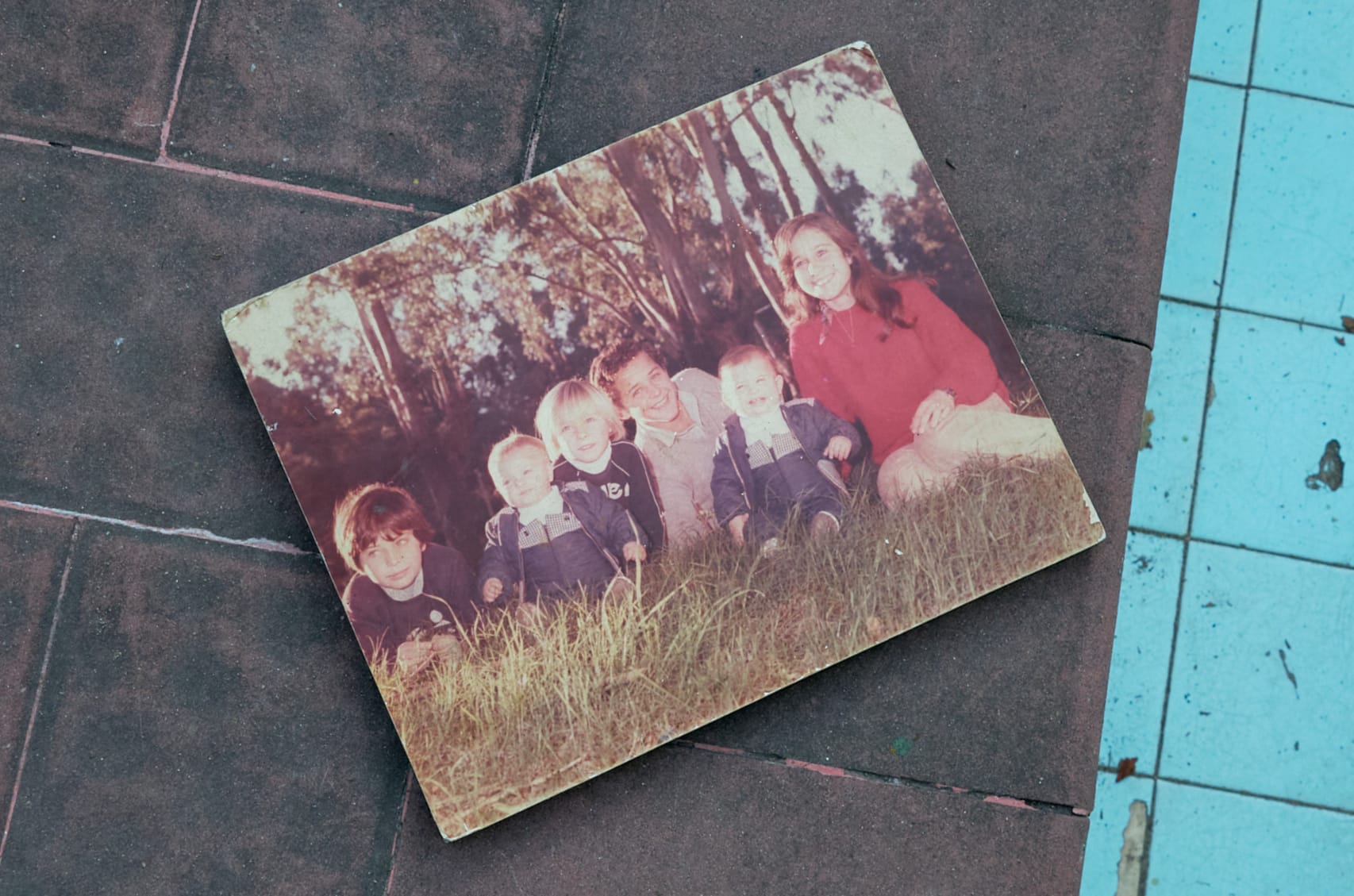 Silvia Fregueiro (derecha) junto a sus hermanos y hermanas en 1981