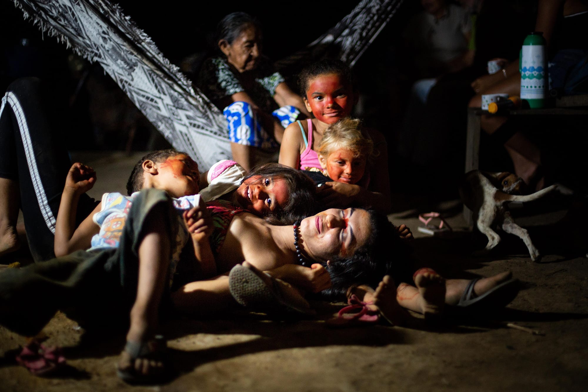 Lorena, Odete and Kuruaya children at night