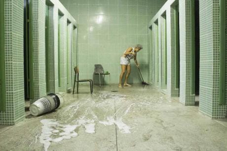A student cleaning the women's bathroom on the last day of the occupation of Colégio Estadual Visconde de Cairu, Méier, Rio de Janeiro. Sofia Leão, All rights reserved.jpg