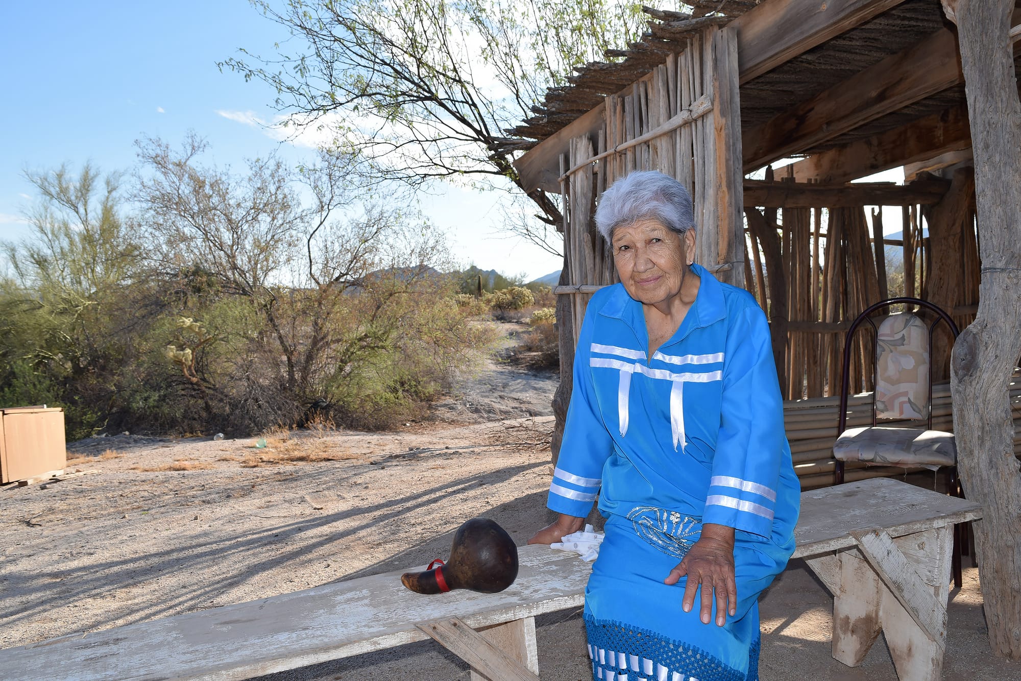Alicia Chuhuhua posa frente à construção tradicional
