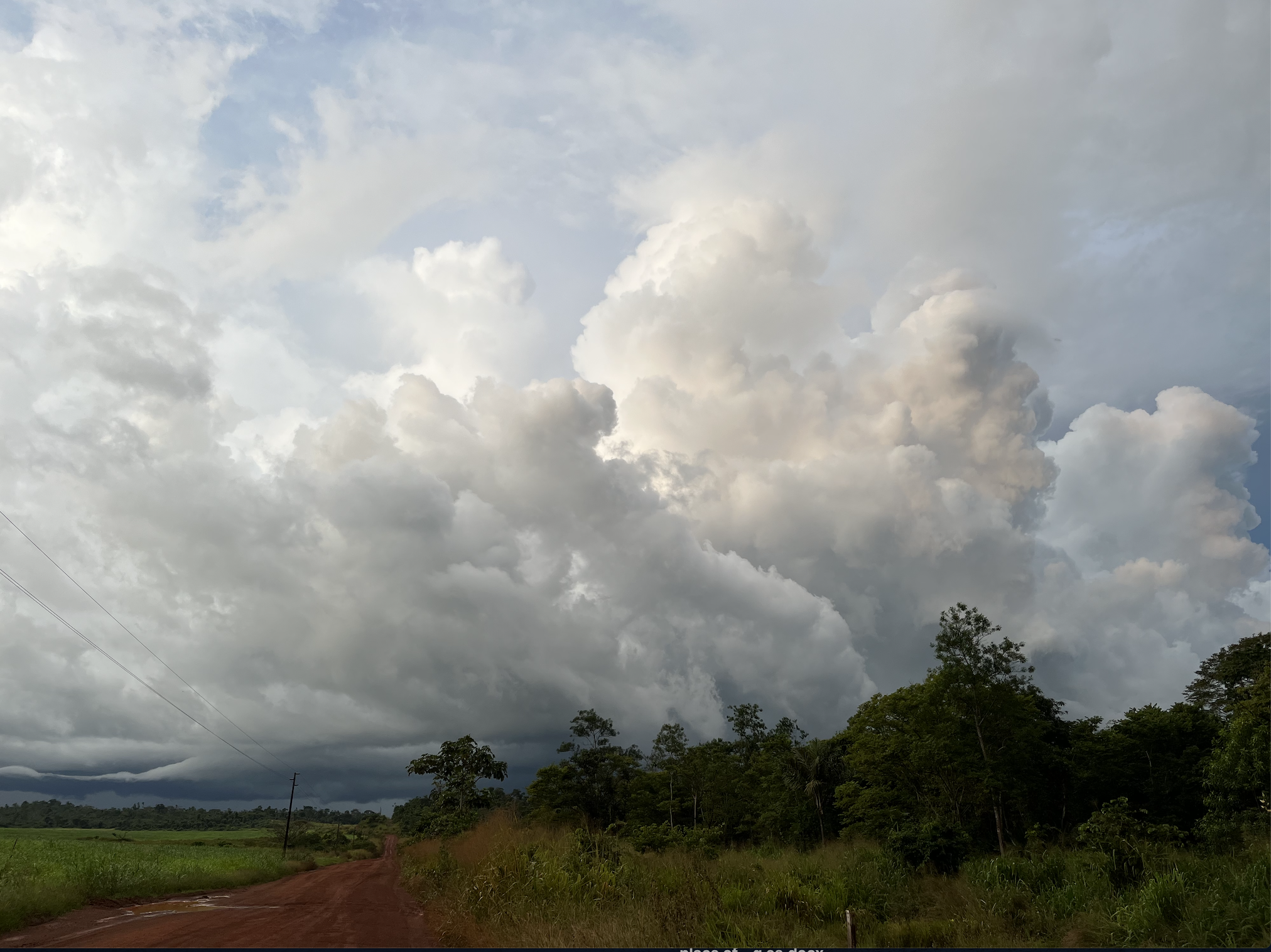Nuvens pesadas sobre plantações de milho no estado de Mato Grosso, em maio de 2022