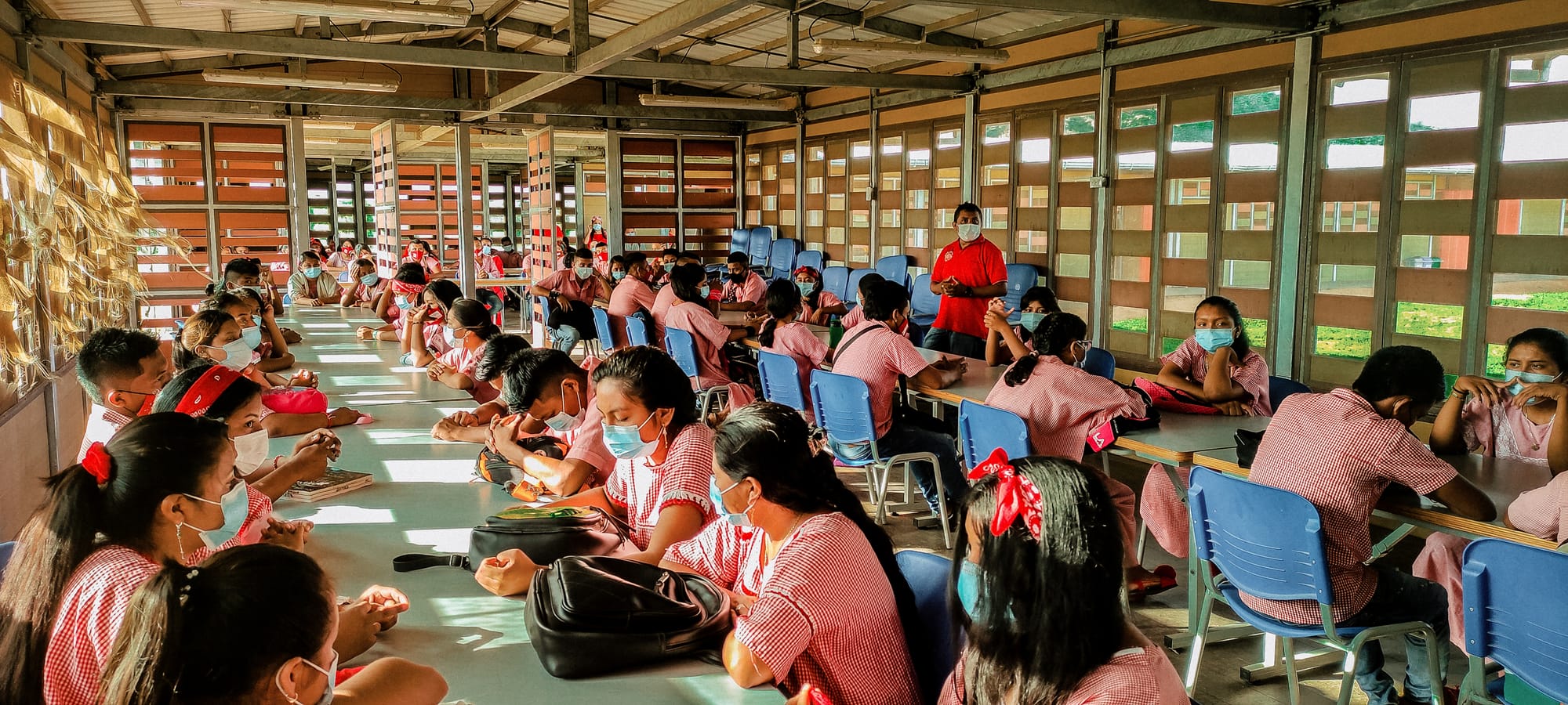Wilmer Igurán dando aula na escola da comunidade de Ipapure, em La Guajira