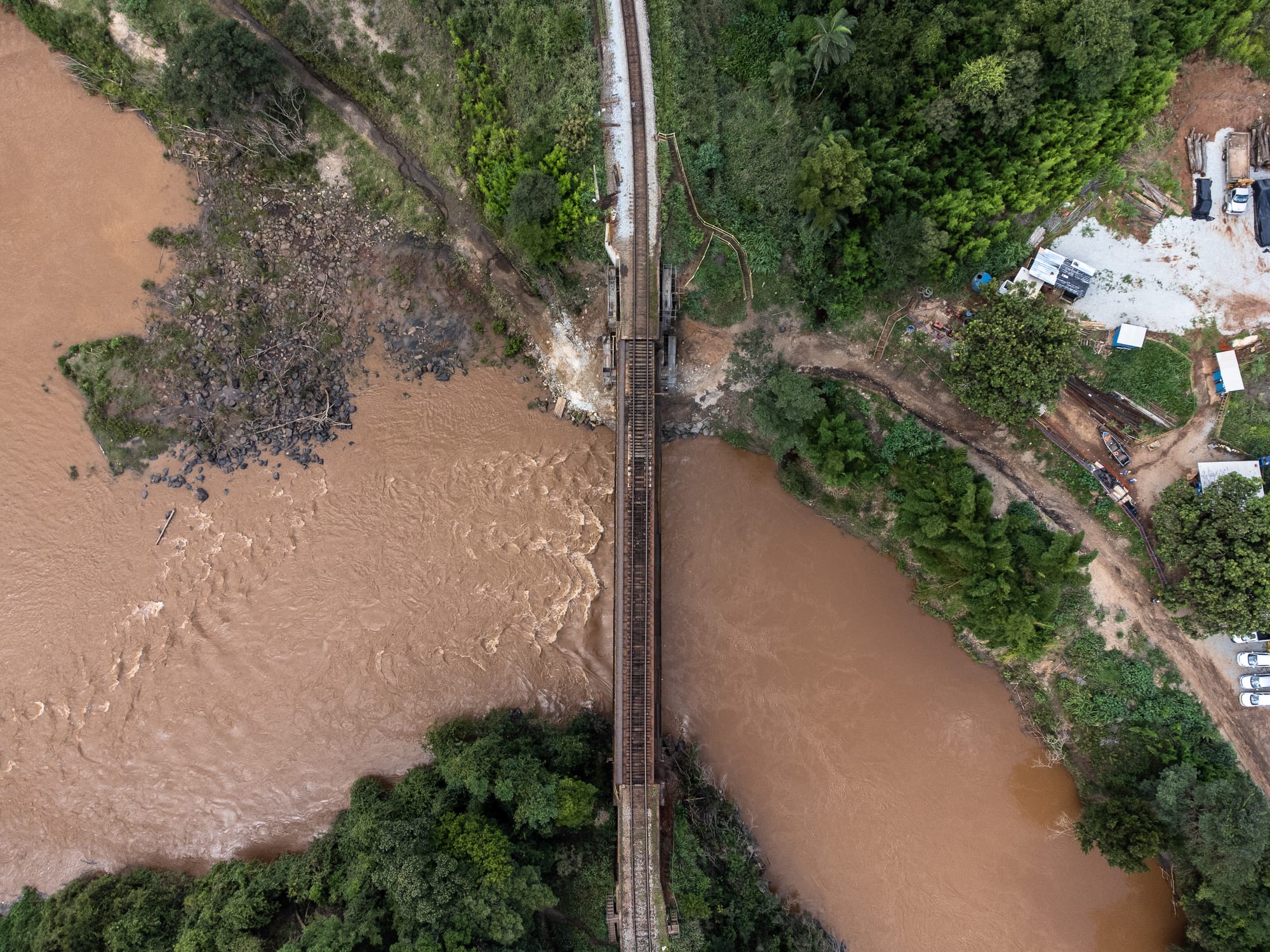 Vista aérea do rio Paraopeba, atravessado pela linha férrea