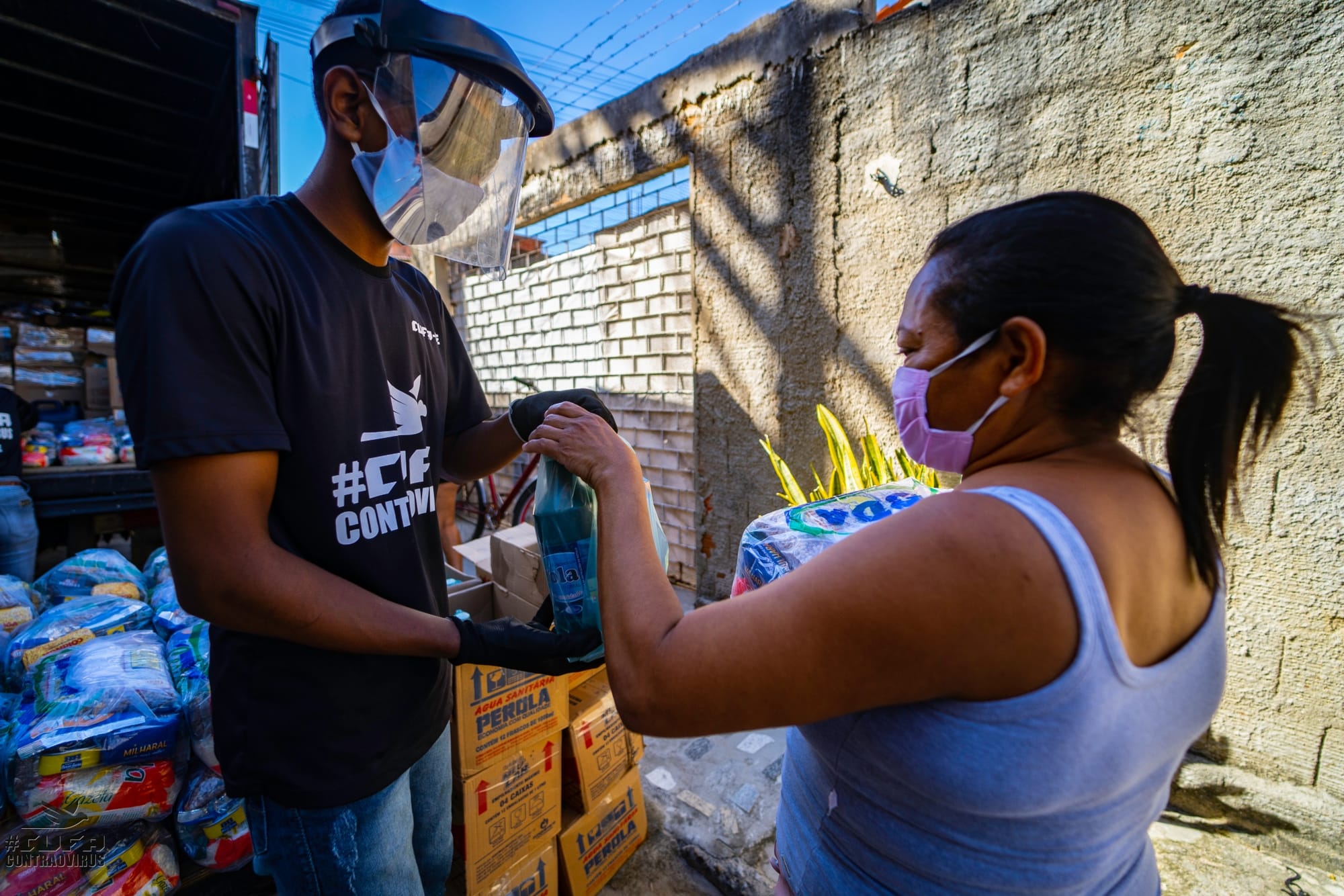 Voluntarios de la CUFA distribuyen cestas a los habitantes de las favelas