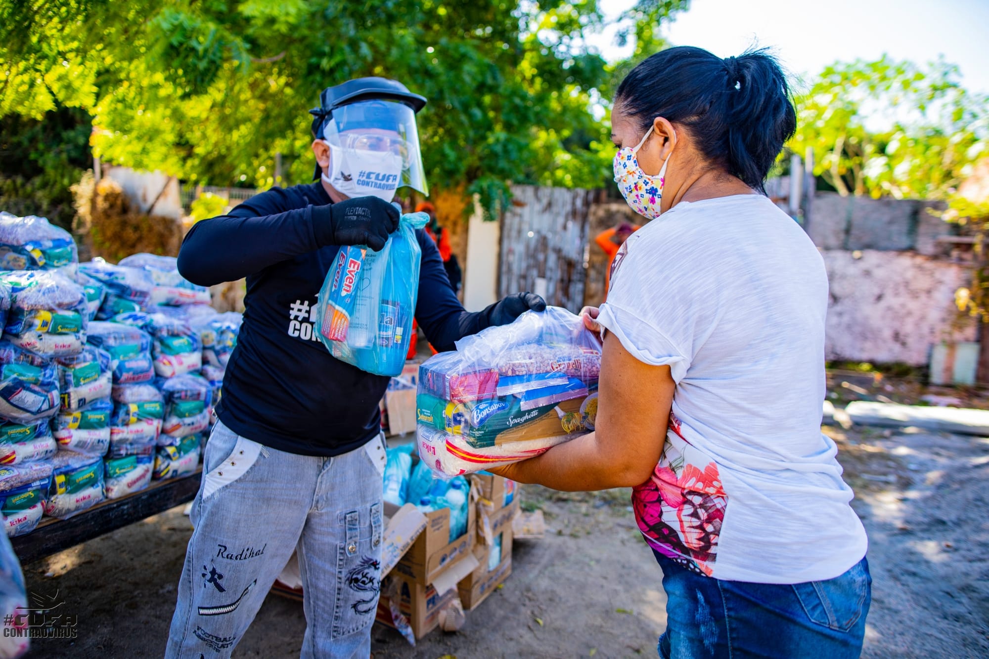 Voluntarios de la CUFA distribuyen cestas a los habitantes de las favelas