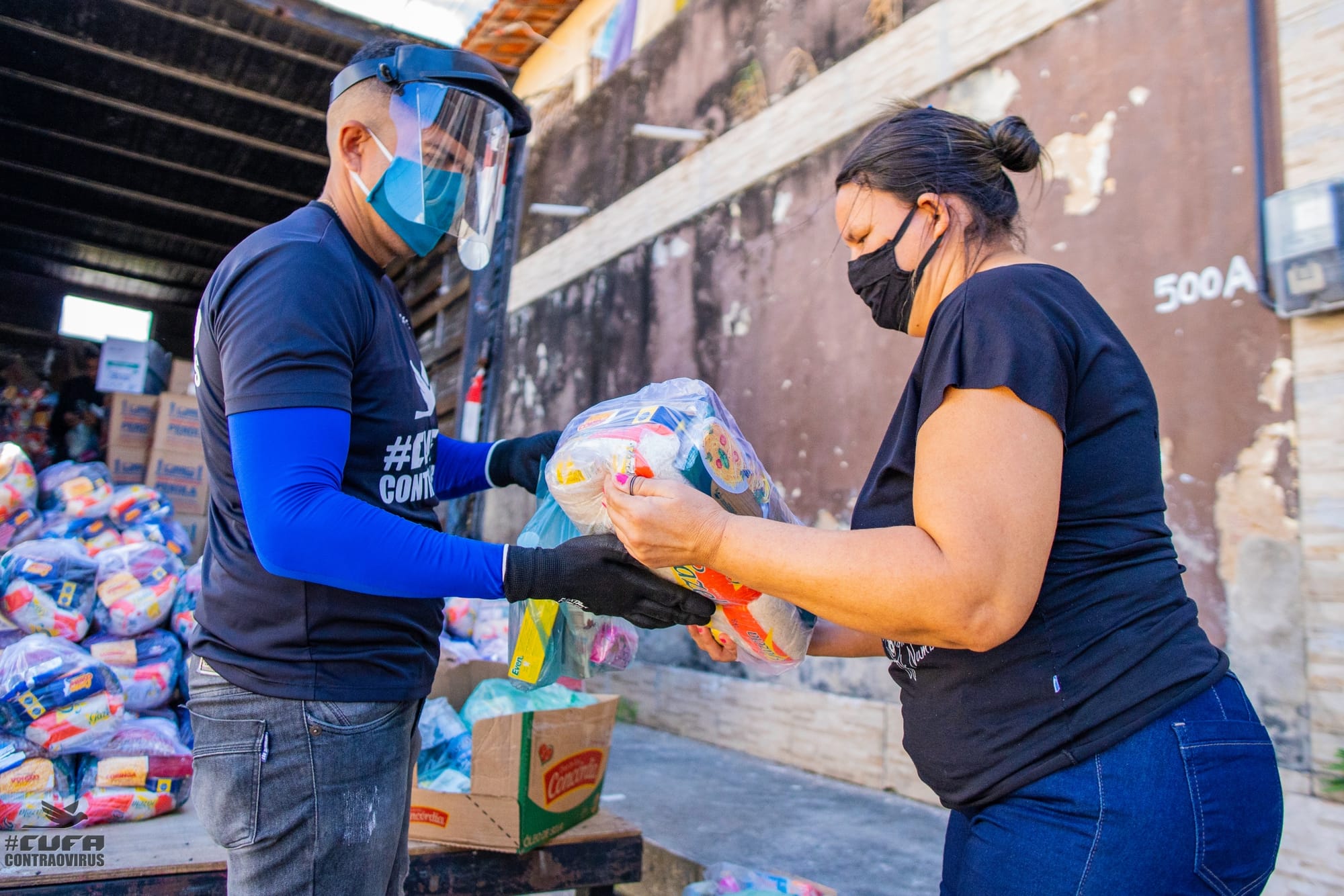 Voluntarios de la CUFA distribuyen cestas a los habitantes de las favelas