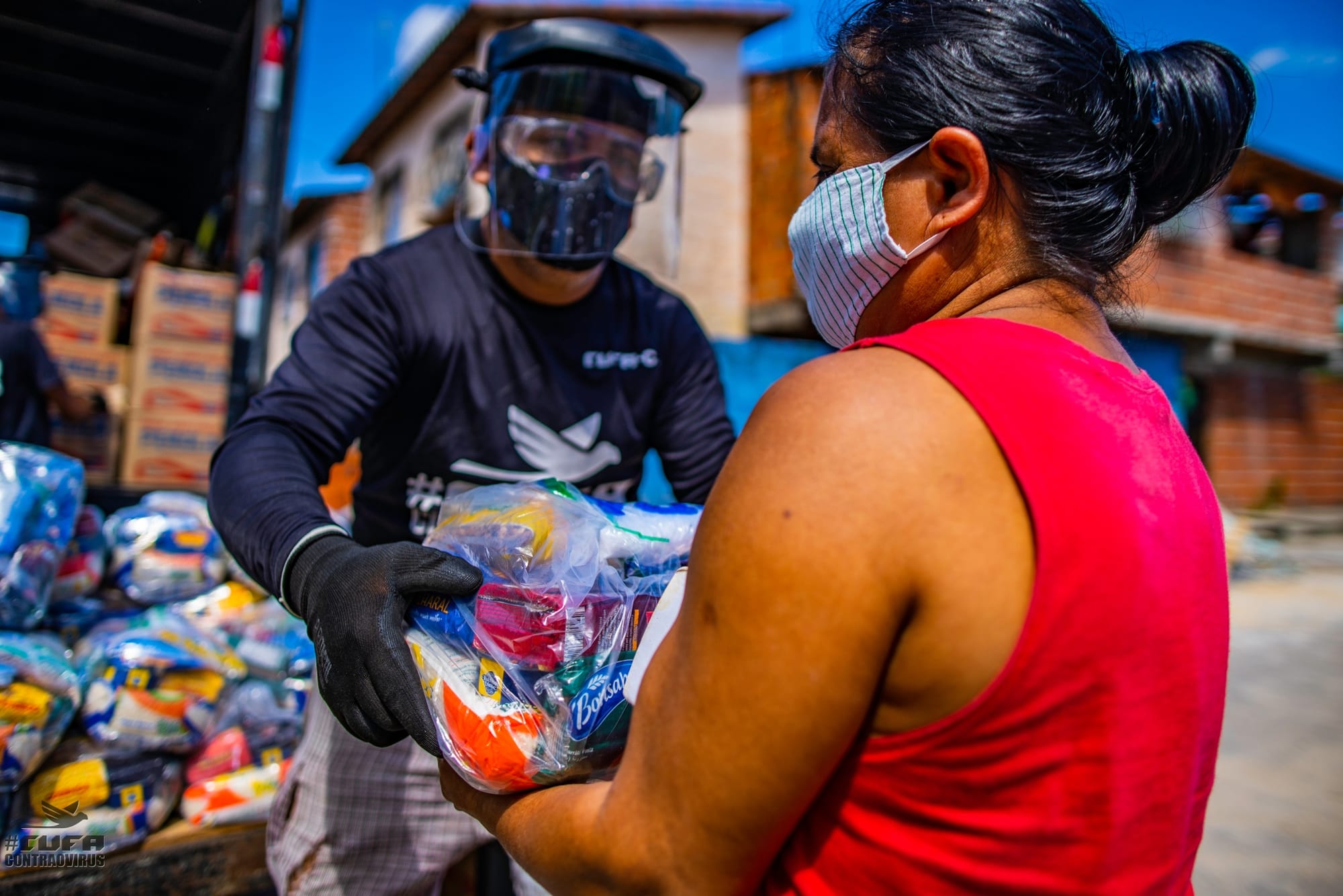 Voluntários da CUFA distribuem cestas básicas para moradores de favelas