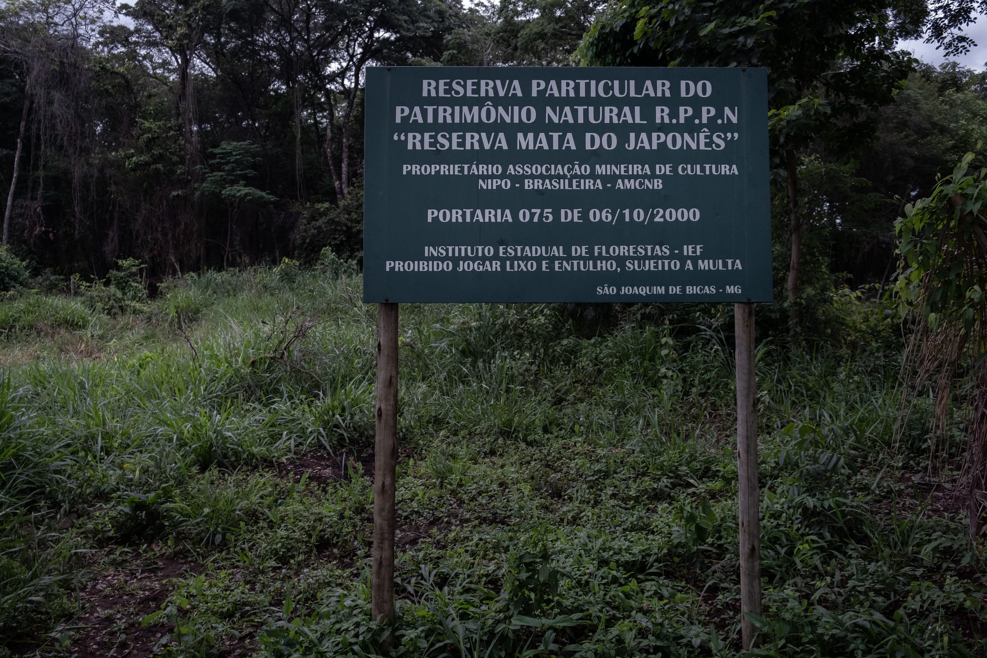 Placa indicando as informações legais