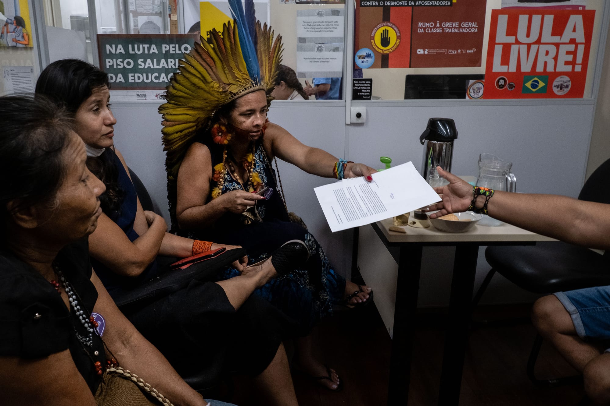 A cacica Ãngohó entrega acta