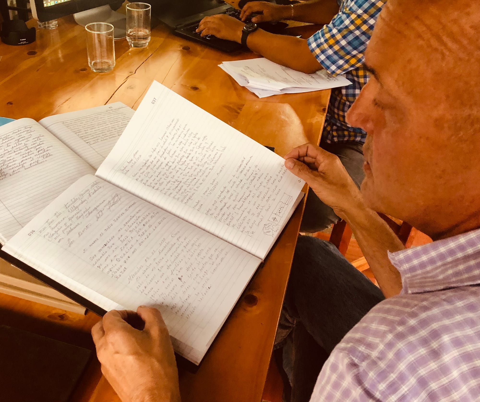 Douglas Lyon lendo um dos livros de testemunhos