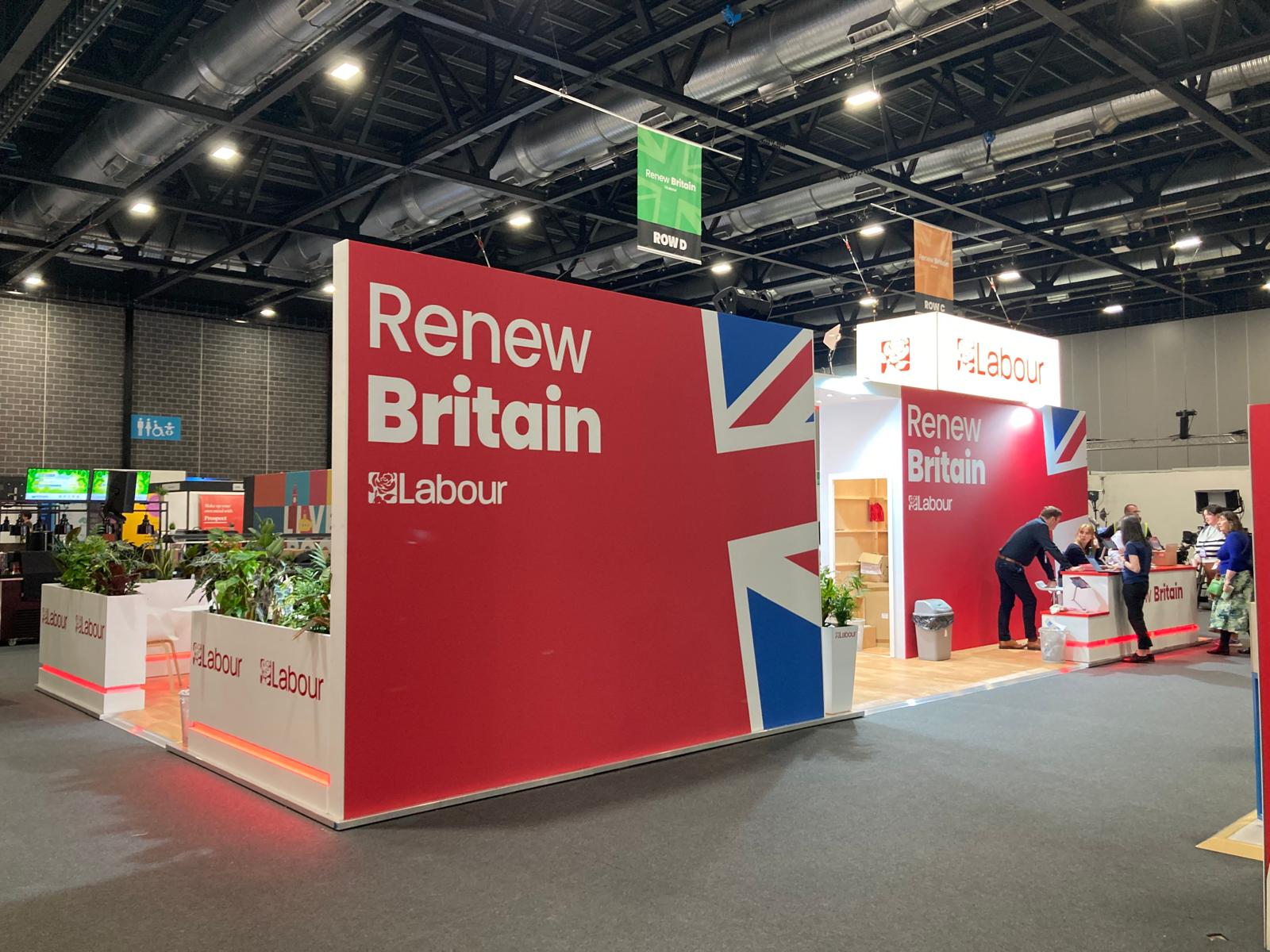 ''Flag-shaggers'' - Labour are keen to rival Reform's use of flags