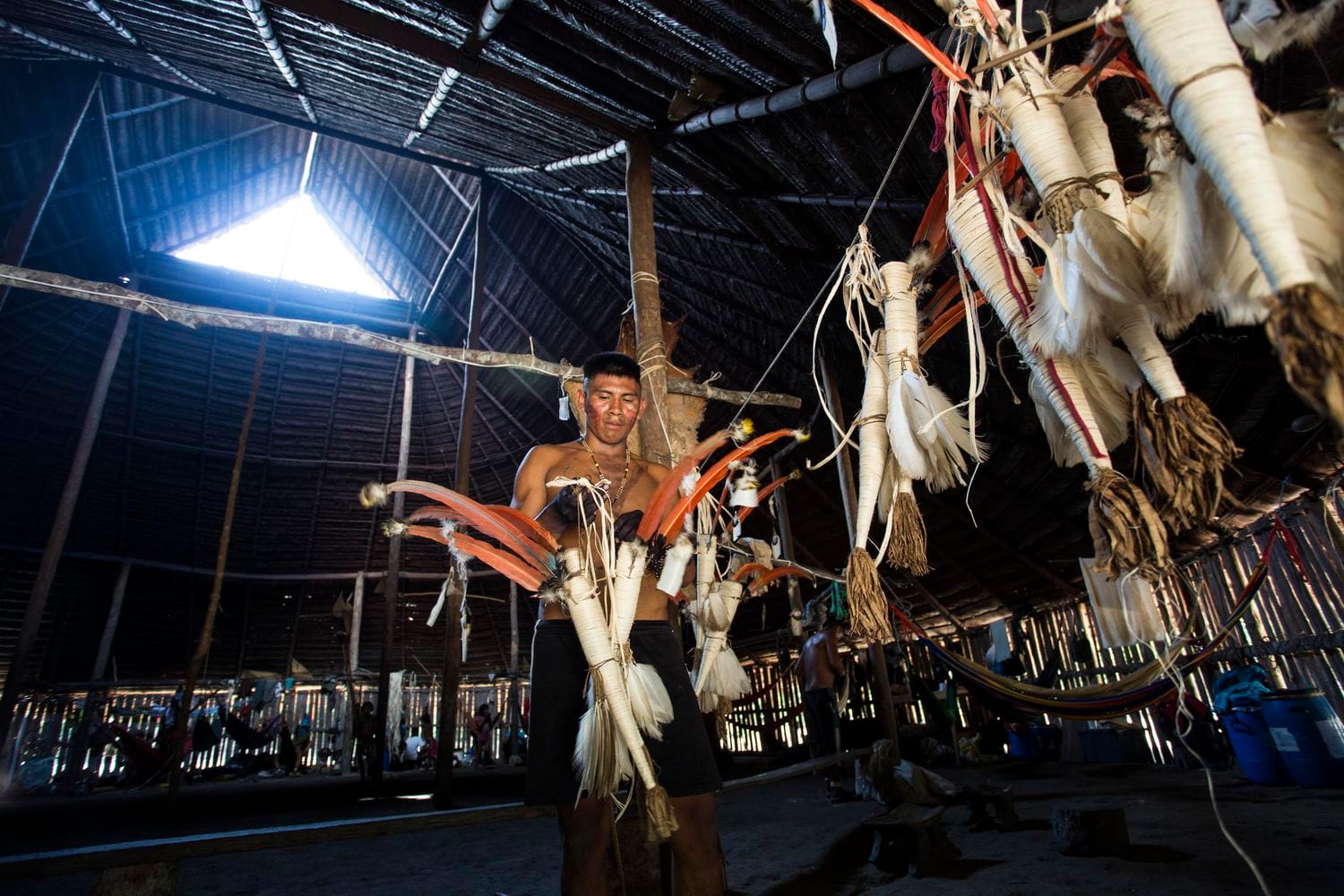 Indígena da reserva Yaigojé Apaporis prepara traje tradicional para um ritual amazônico