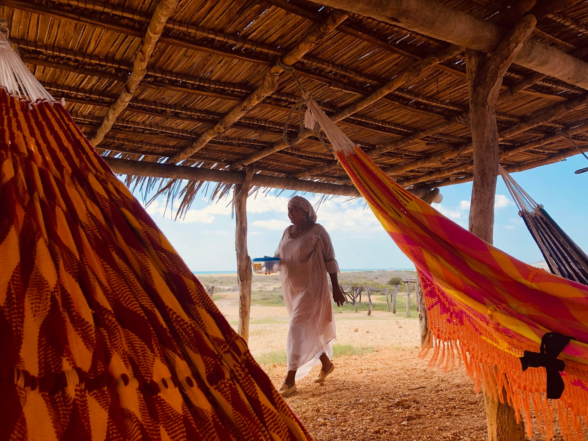 Talita, líder indígena Wayúu, em um cemitério ancestral próximo a Cabo de la Vela