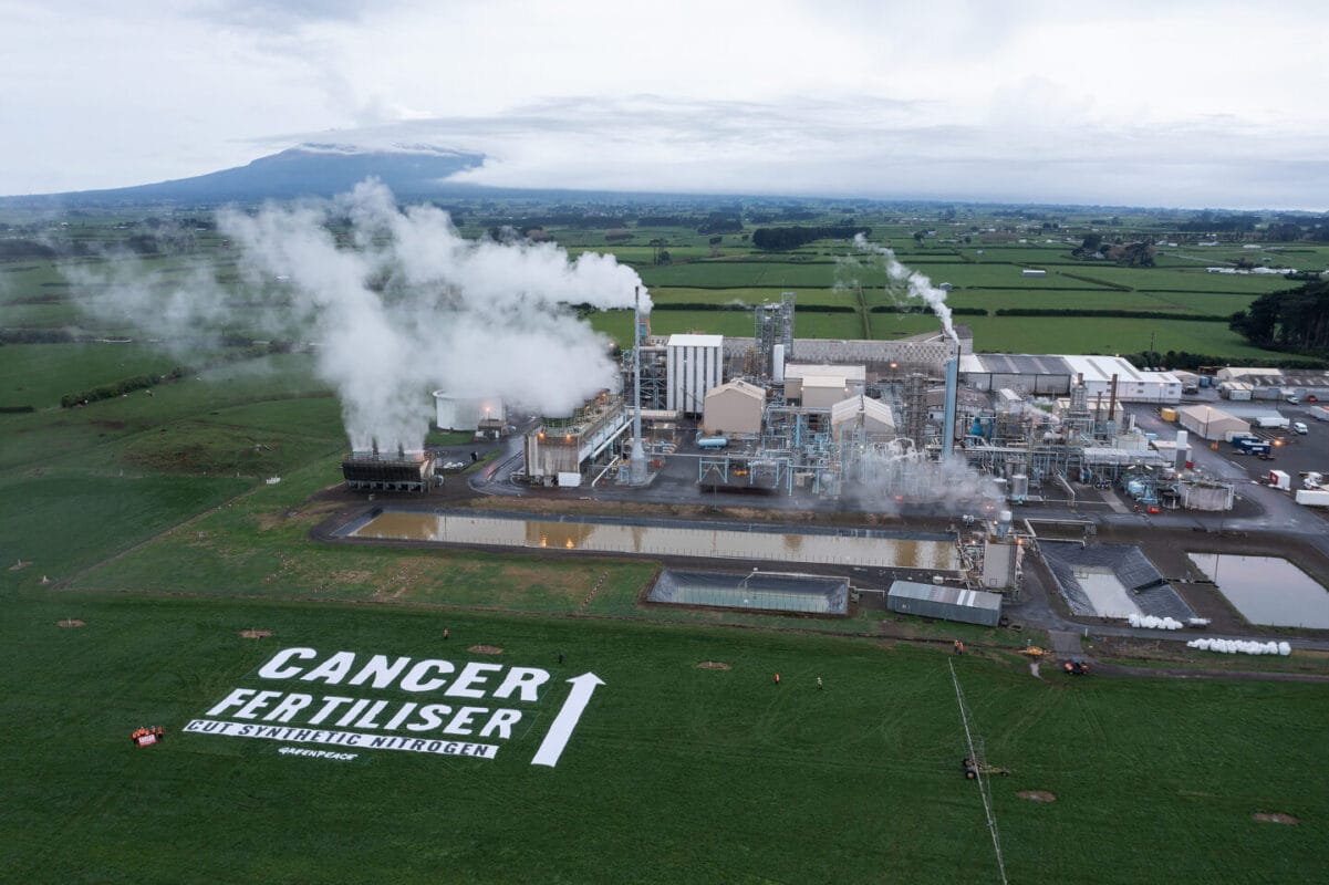 Dizer 'fertilizante de câncer' frente à fábrica