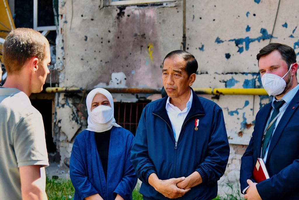 Joko Widodo rodeado de pessoas