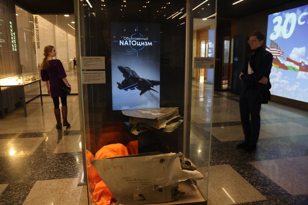 Pessoas olham o cartaz