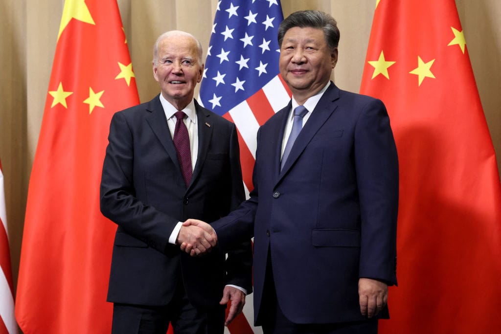 El presidente de los Estados Unidos, Joe Biden, estrecha la mano del presidente de China, Xi Jinping, durante la cumbre de Cooperación Económica Asia-Pacífico (APEC) en Lima, Perú, el 16 de noviembre de 2024