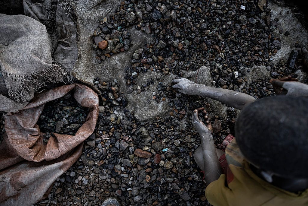 Un joven tamiza piedras en una mina de cobalto y cobre en Kolwezi, RDC, 2025
