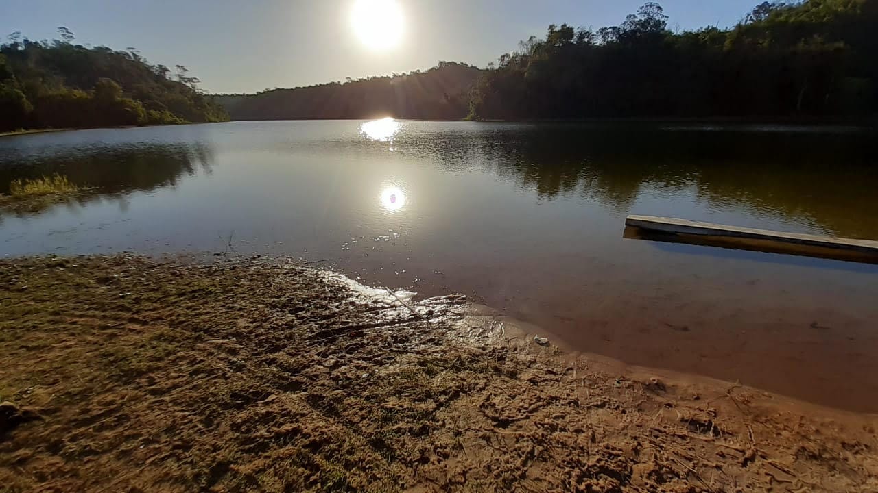 Olimpio Guajajara registra la puesta de sol durante una de las rondas por la TI Arariboia. Las tierras de los Guajajara están entre los últimos vestigios de la selva amazónica originaria en el estado de Maranhão