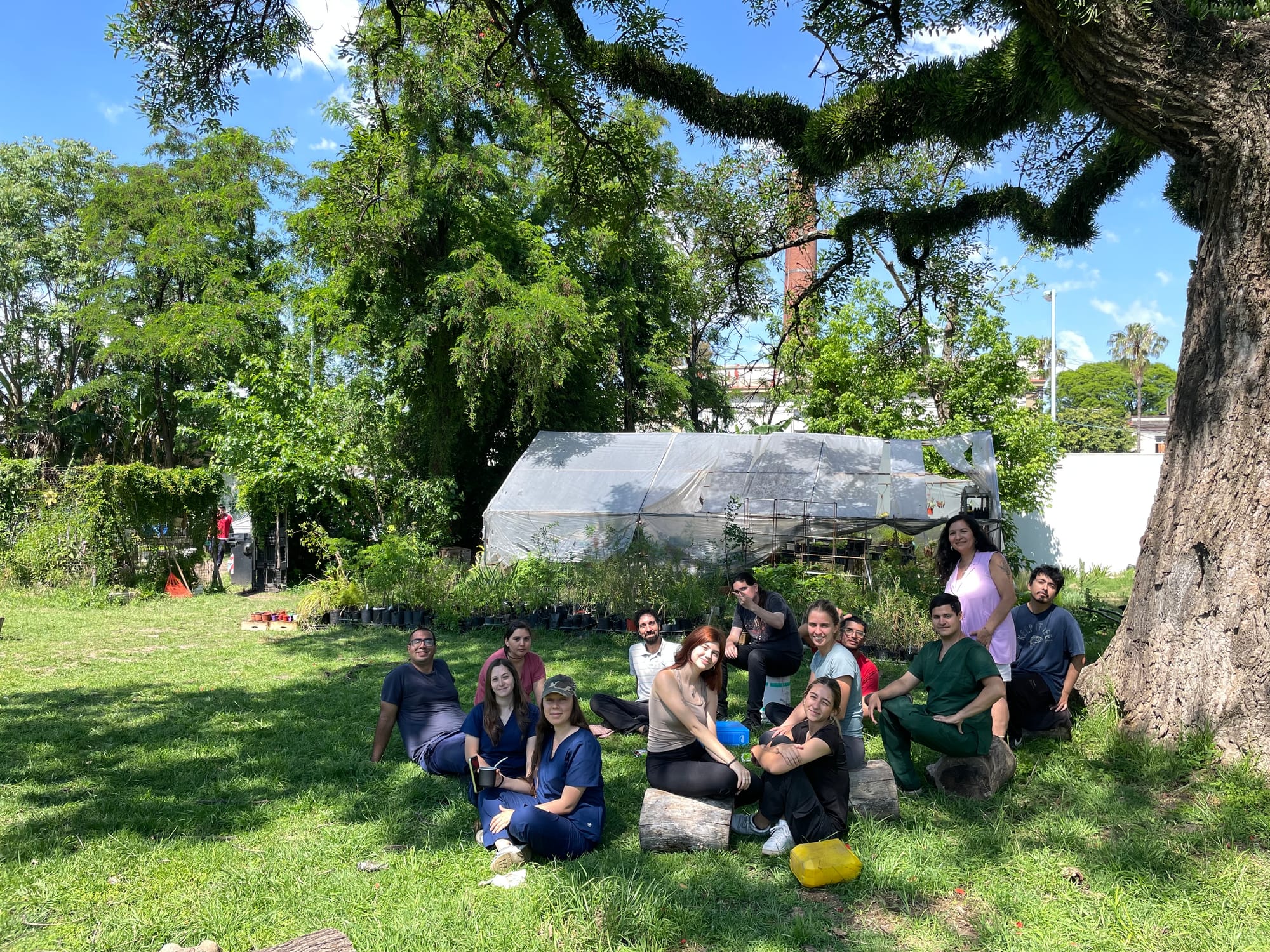 Adriana Pérez (derecha), y trabajadores, voluntarios y emprendedores de Tierra Salud, en La Paternal, Ciudad de Buenos Aires