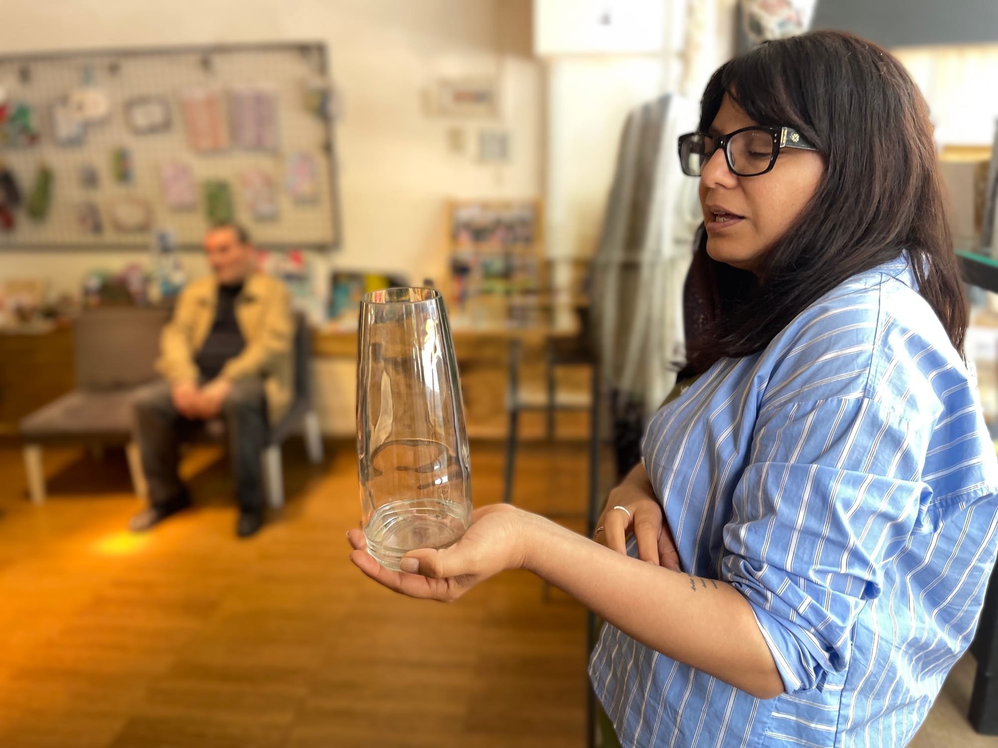 Celeste Romero, presidenta de la Asociación Civil Acción Colectiva Salud Mental e Integración Social Urbana, sostiene un florero realizado por mujeres de un centro de salud mental de la Ciudad de Buenos Aires