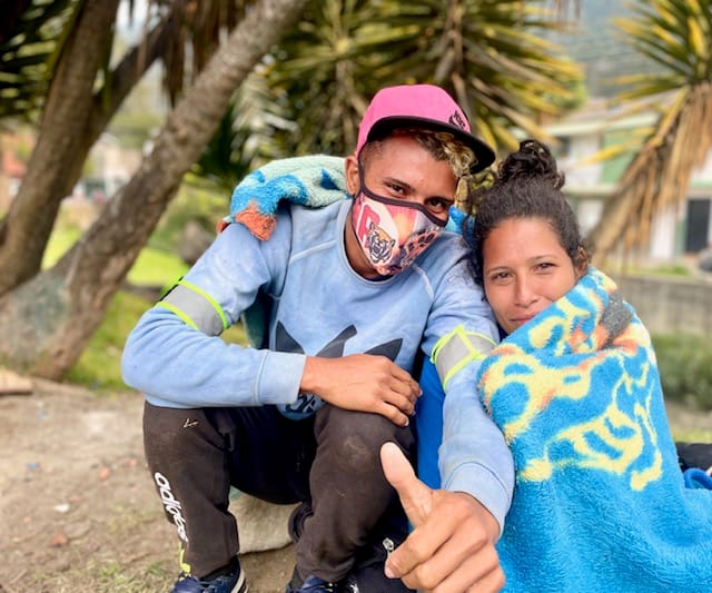 Emily y Oswual se protegen del frío