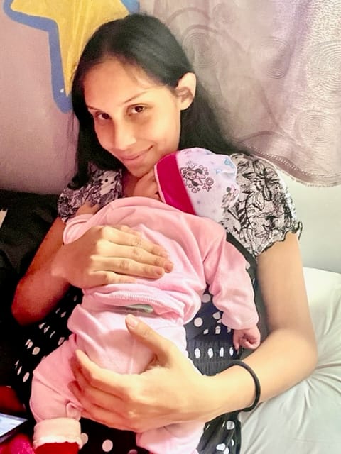 Zairet con su recién nacida en brazos