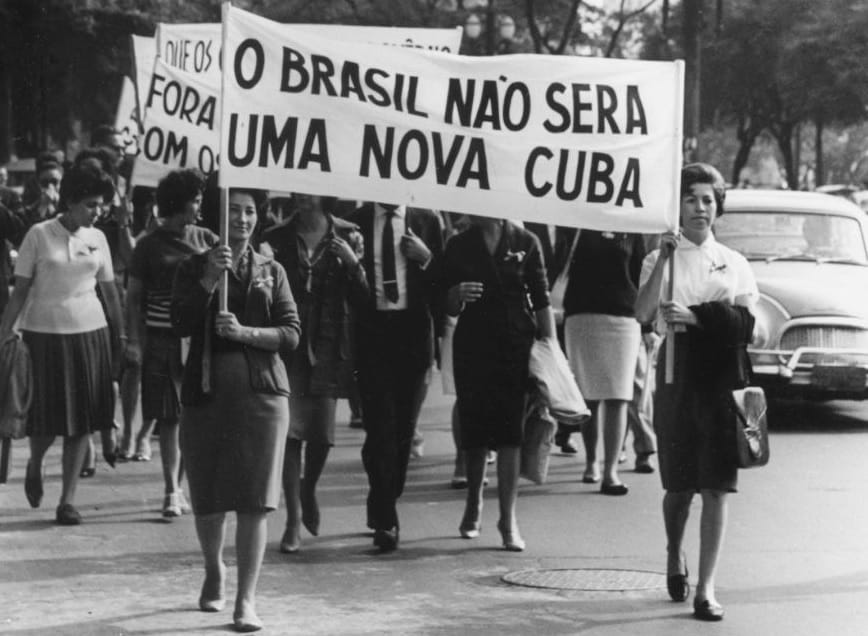 Mujeres desfilan con una pancarta en la que se lee “Brasil no será una nueva Cuba” durante una de las Marchas de la Familia con Dios por la Libertad, centre el 19 de marzo y el 8 de junio de 1964