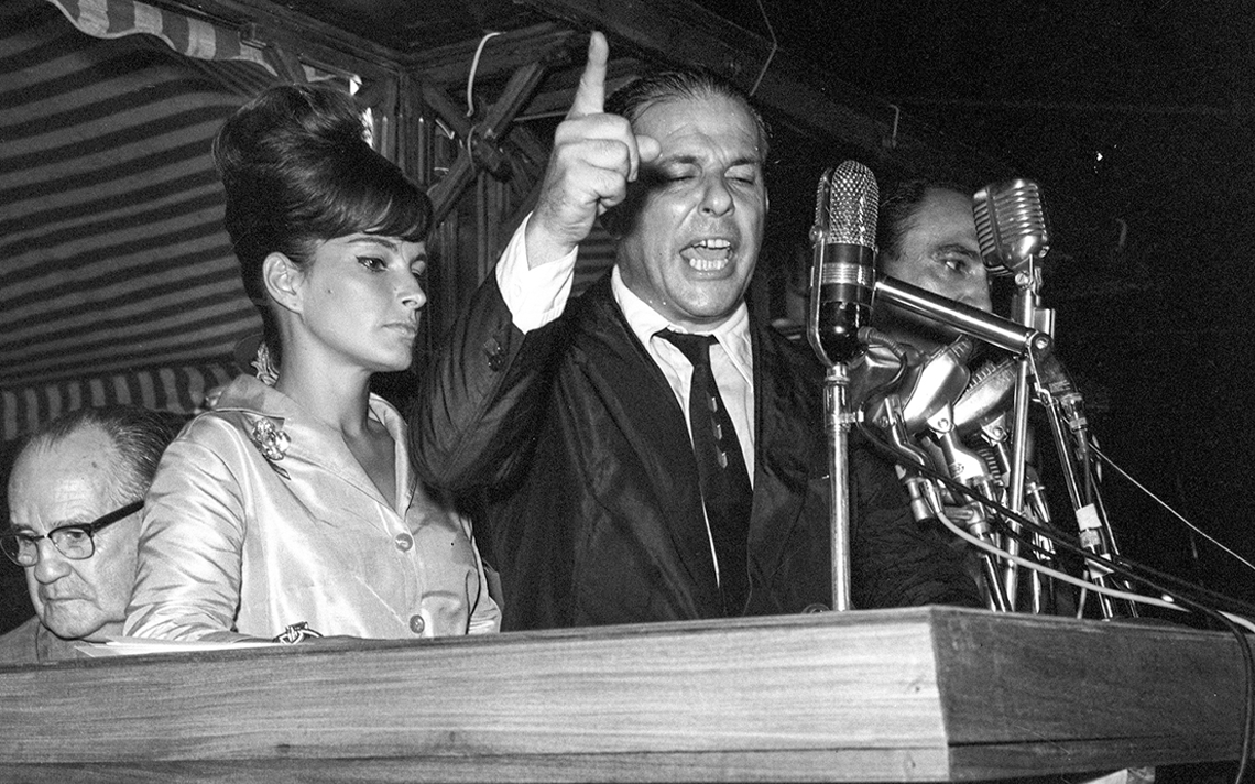 João Goulart y su esposa Maria Thereza Fontella en el histórico mitin de la Central de Brasil, Río de Janeiro, 13 de marzo de 1964