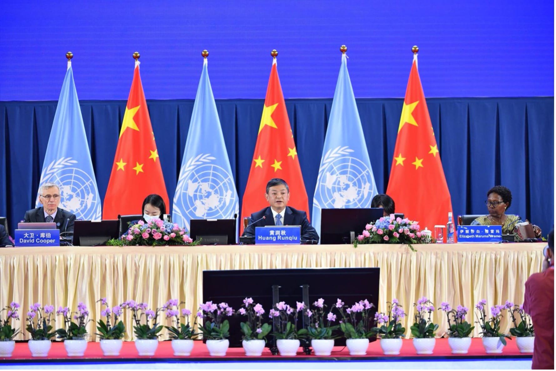 Representantes sentados à mesa