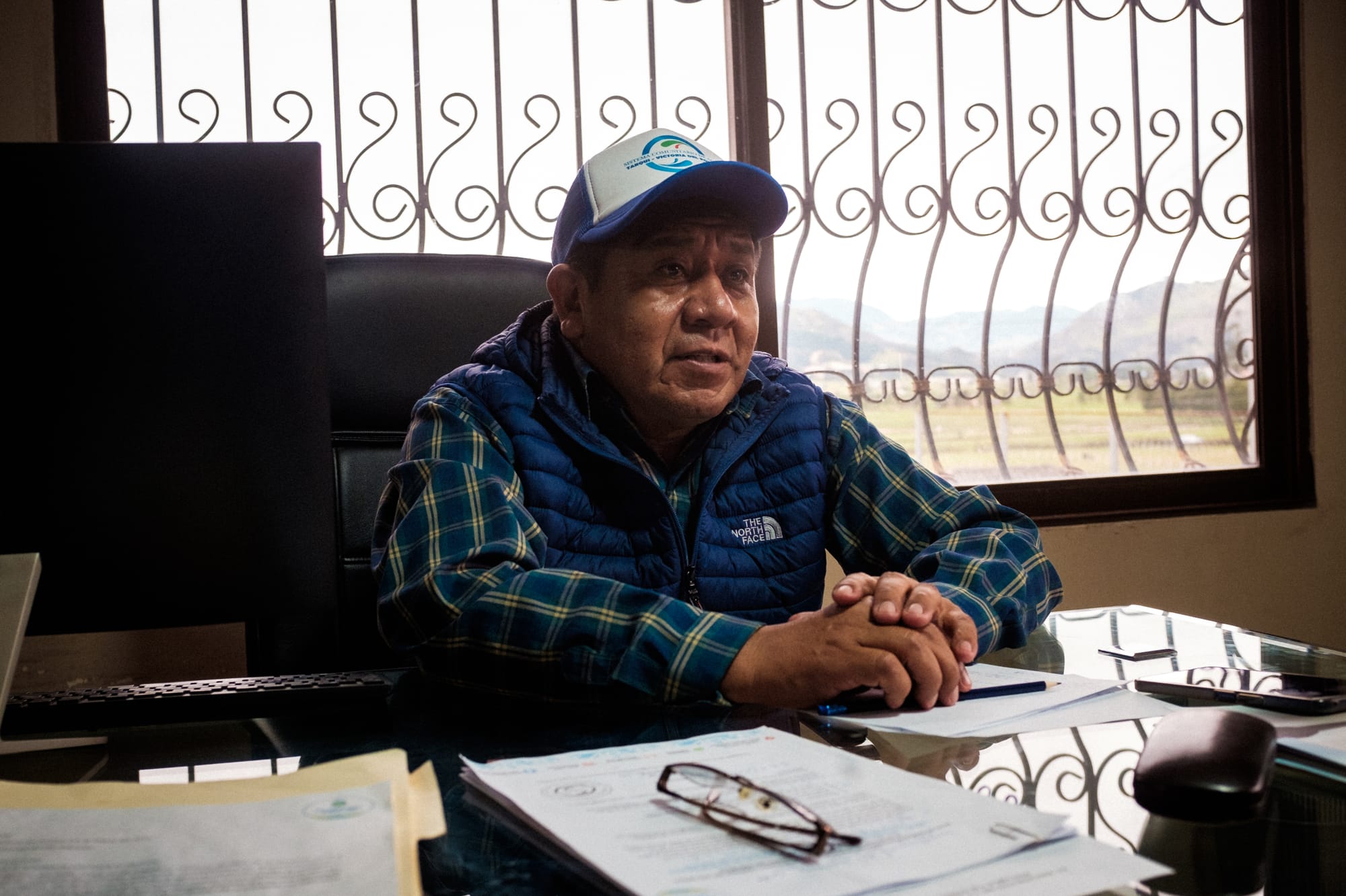 Lizardo  Shawi sentado à mesa