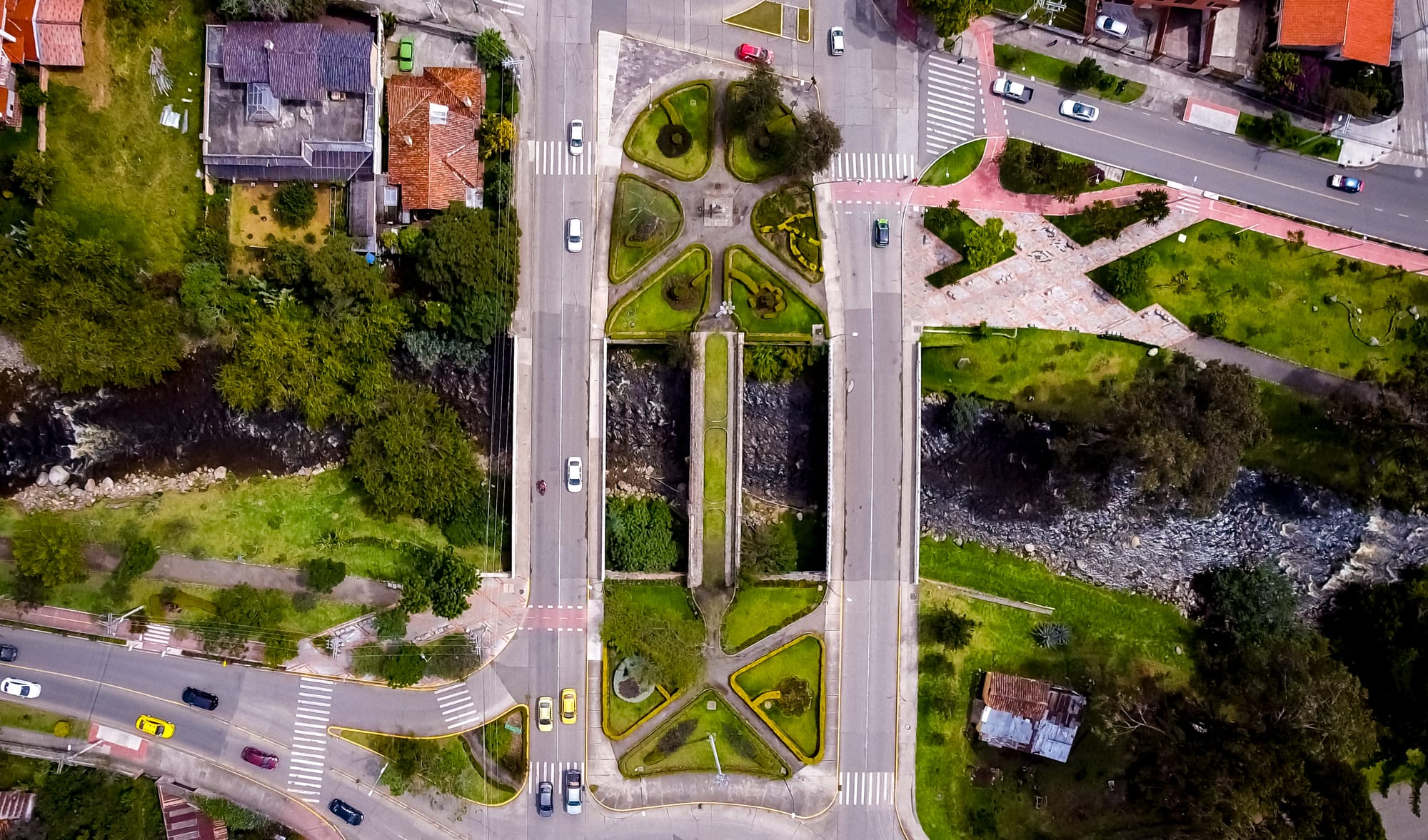 Estradas passam sobre o rio