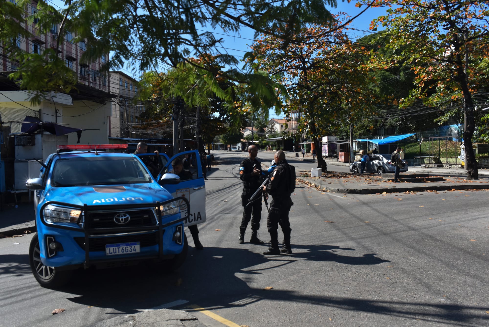 Policiales armadas al lado de su coche