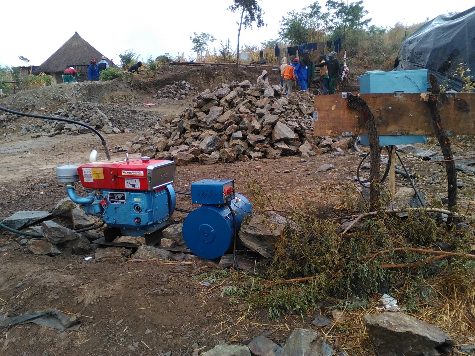 Men digging out ore.jpg