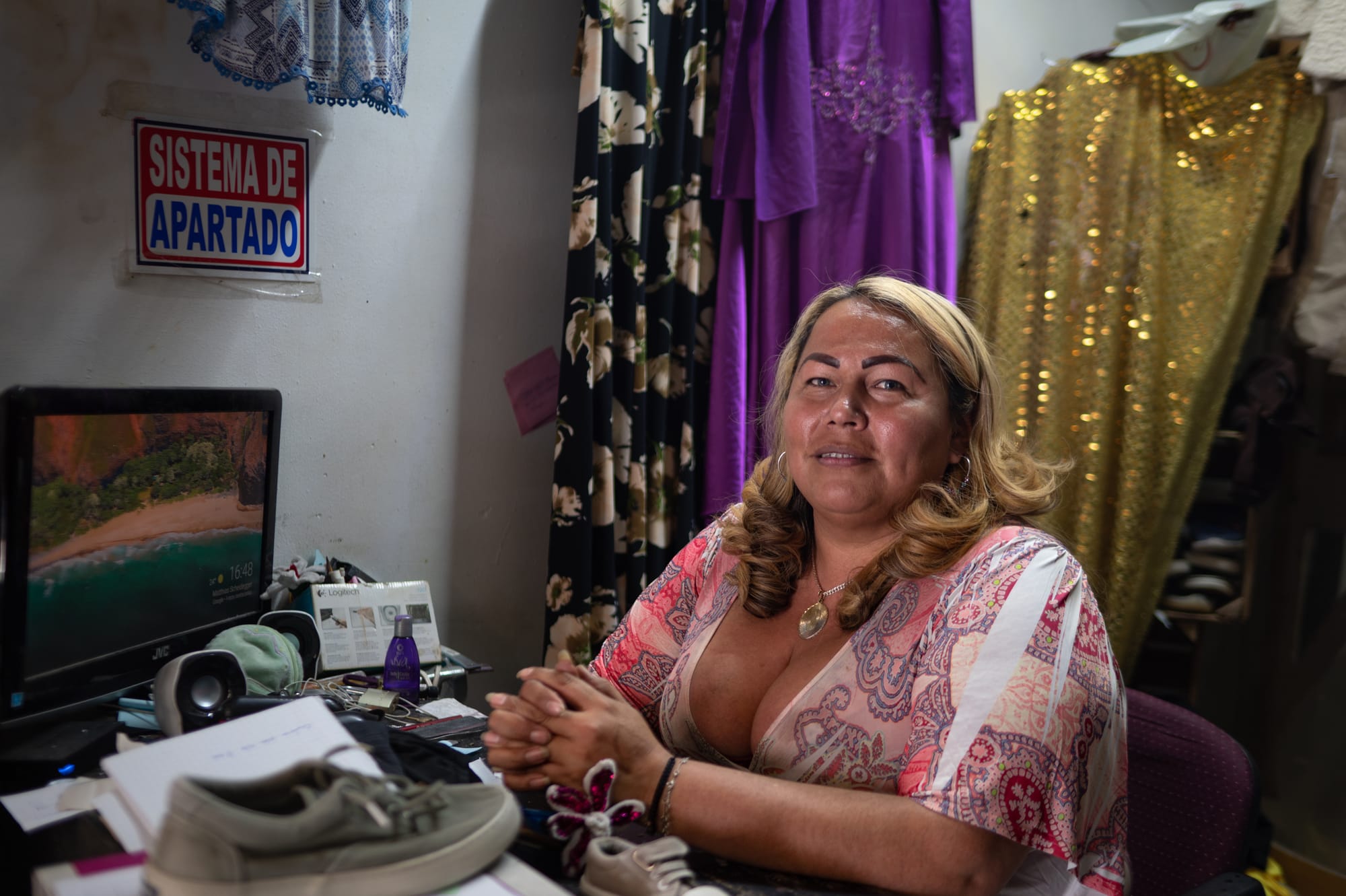 Paloma Villegas posa sentada à mesa