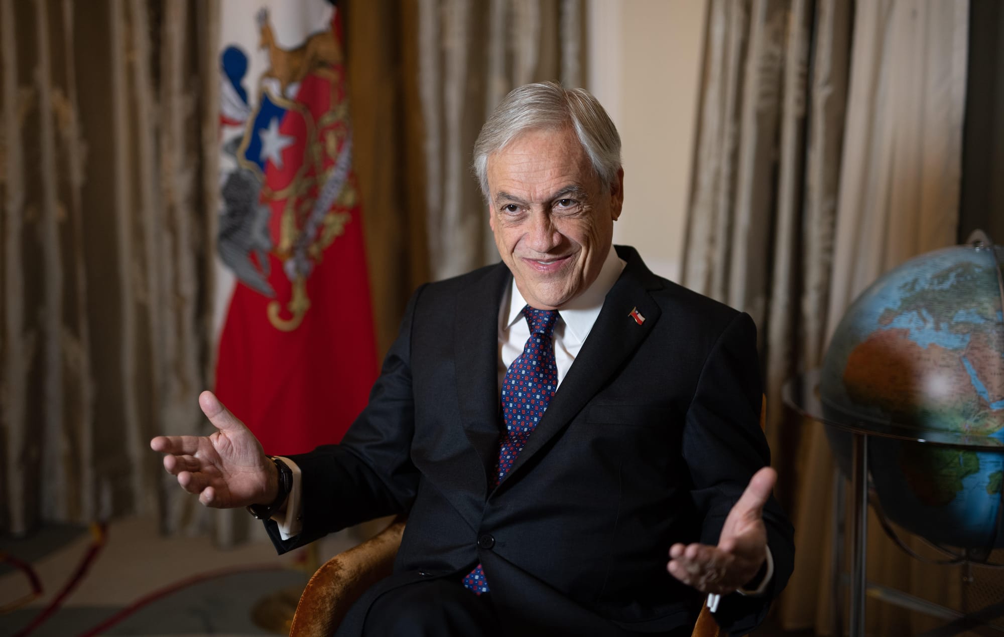 Sebastián Piñera com os braços abertos