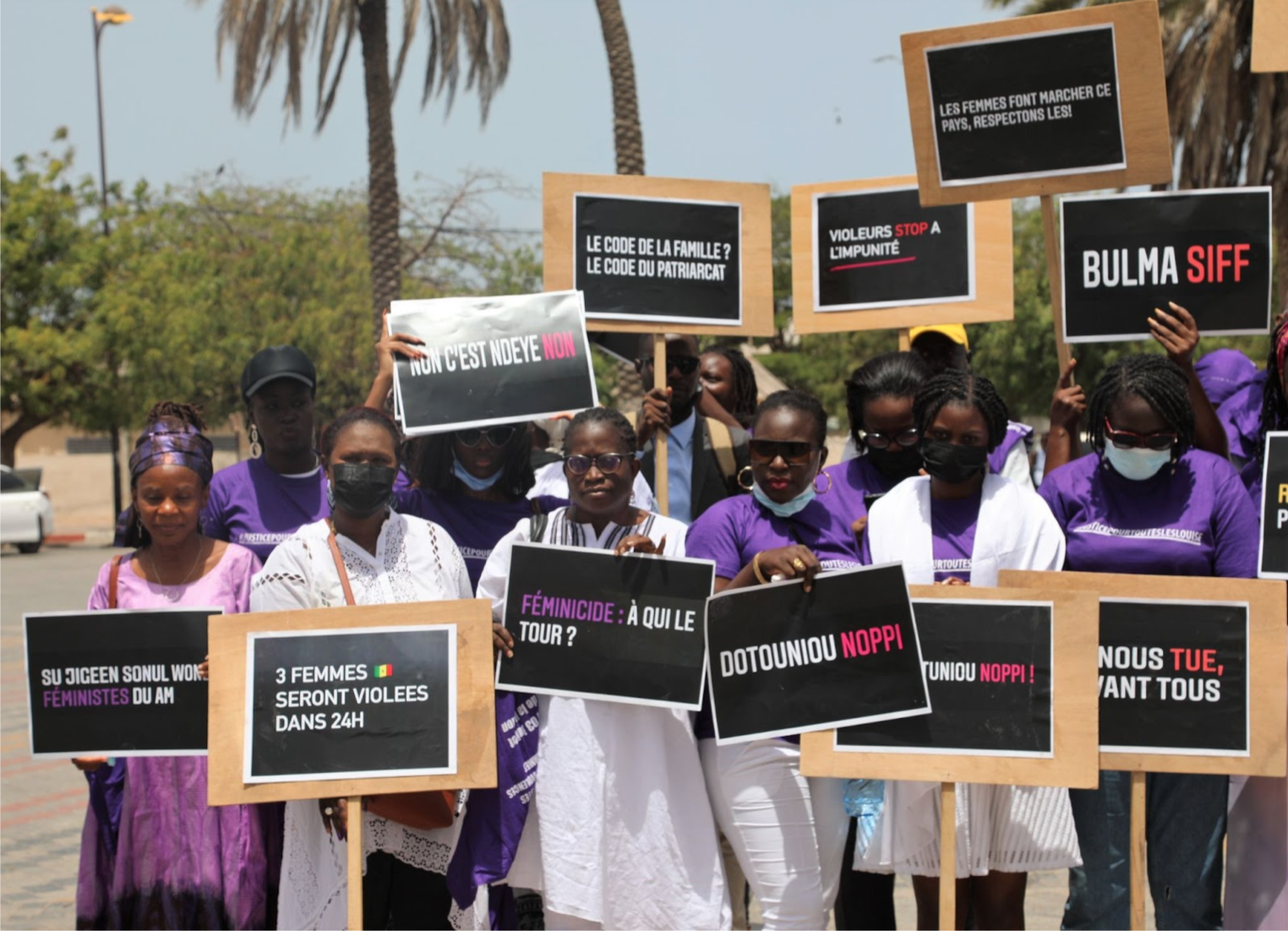 Des femmes manifestent place de la Nation à Dakar, Sénégal, le 3 juillet