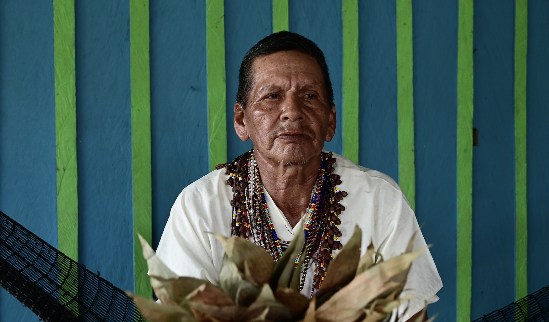 Pablo sentada com adornos tradicionais