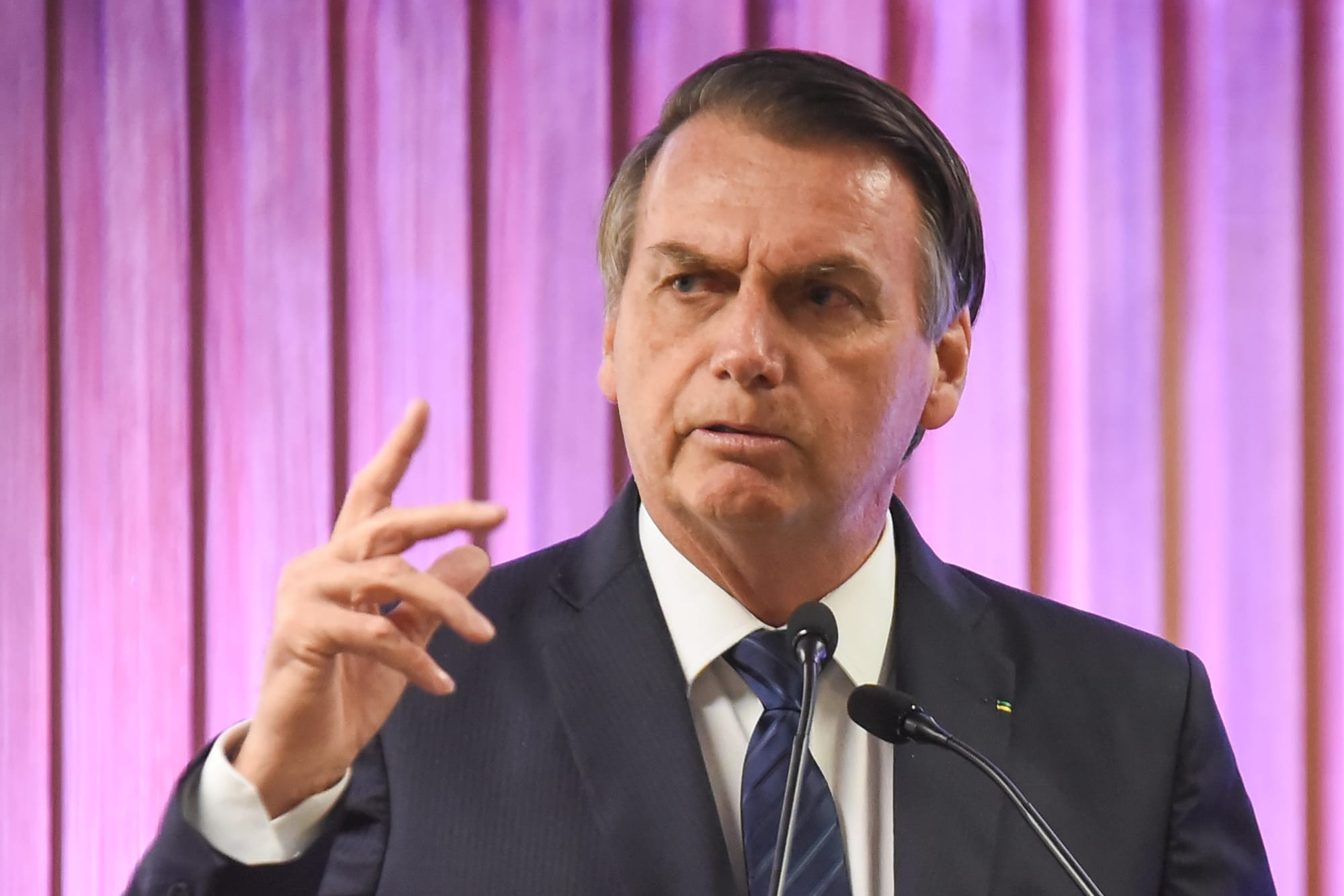 Jair Bolsonaro gesticulando