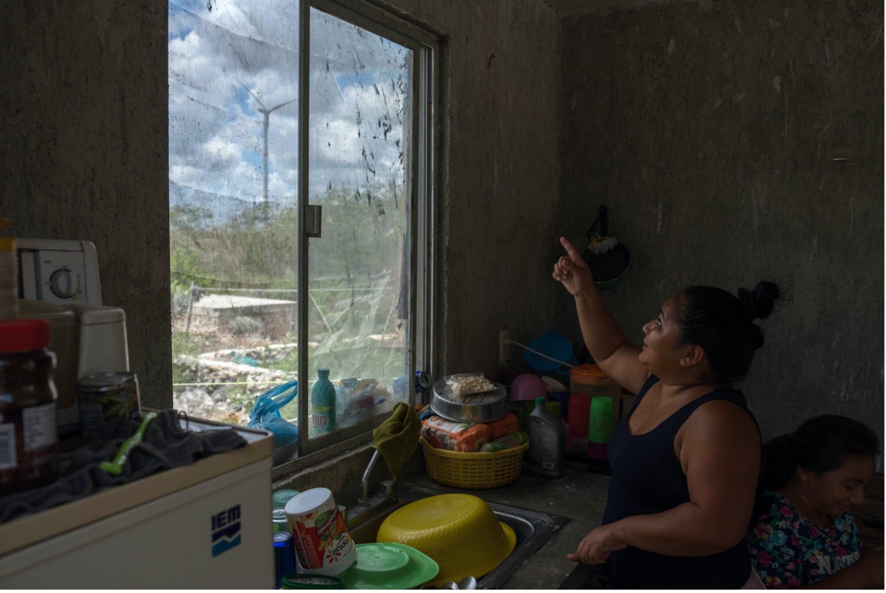 Lucía Flores Catzín frente à janela