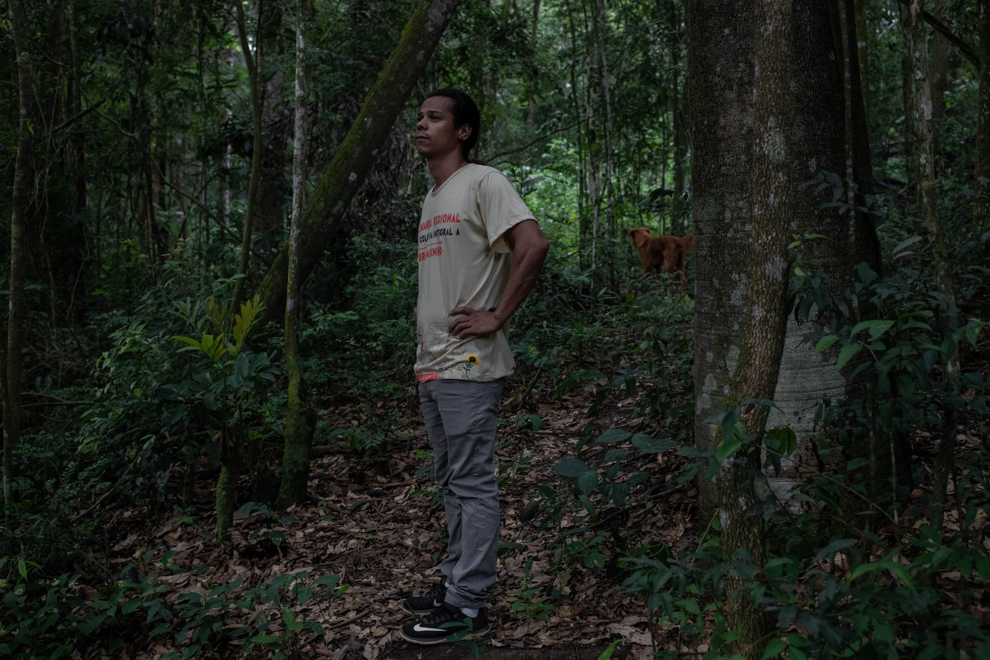 Hayó Pataxó posa na mata