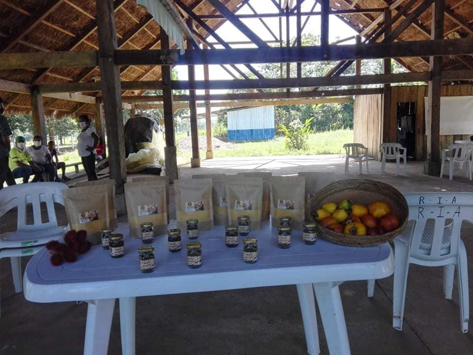 Mesa com pimenta moída, farinha de pupunha e molhos apimentados de tucupi