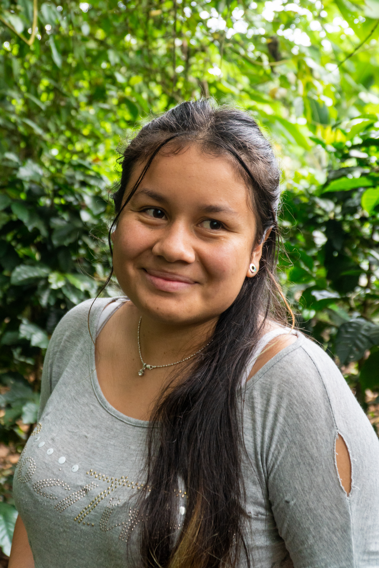 Angie Paola espitia en medio del bosque.