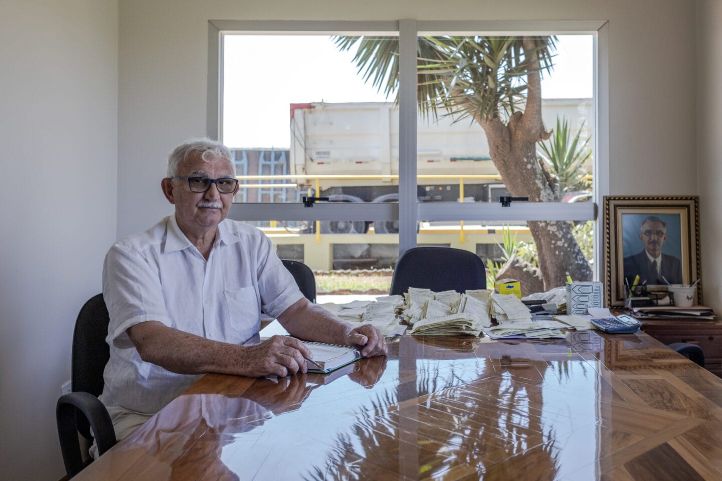 Antônio Sebastiani no escritório de sua fazenda no estado de São Paulo