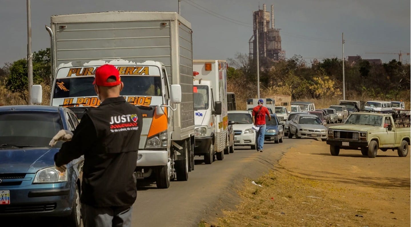 Fila para abastecimento de gasolina em Bolívar