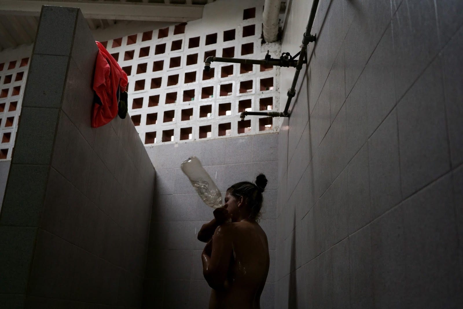 An Atlético SC player tries to have a ‘shower’ with a water bottle, 3 February 2021